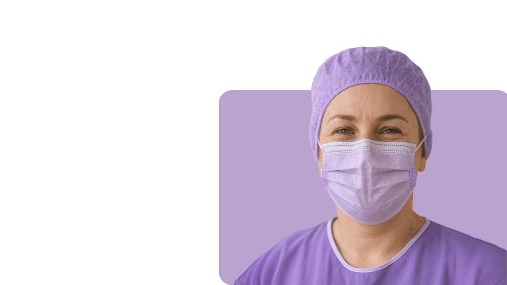 Porträt einer Operationstechnische Assistentin mit OP-Kleidung und Mundschutz – Teil einer Stellenanzeige von HYGEIA MED.